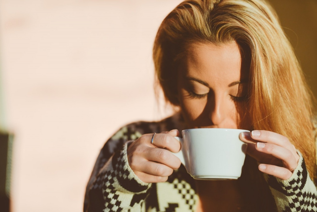 kobieta pijąca gorącą kawę