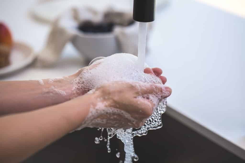 mycie dłoni wodą z kranu i mydłem lub płynem antybakteryjnym